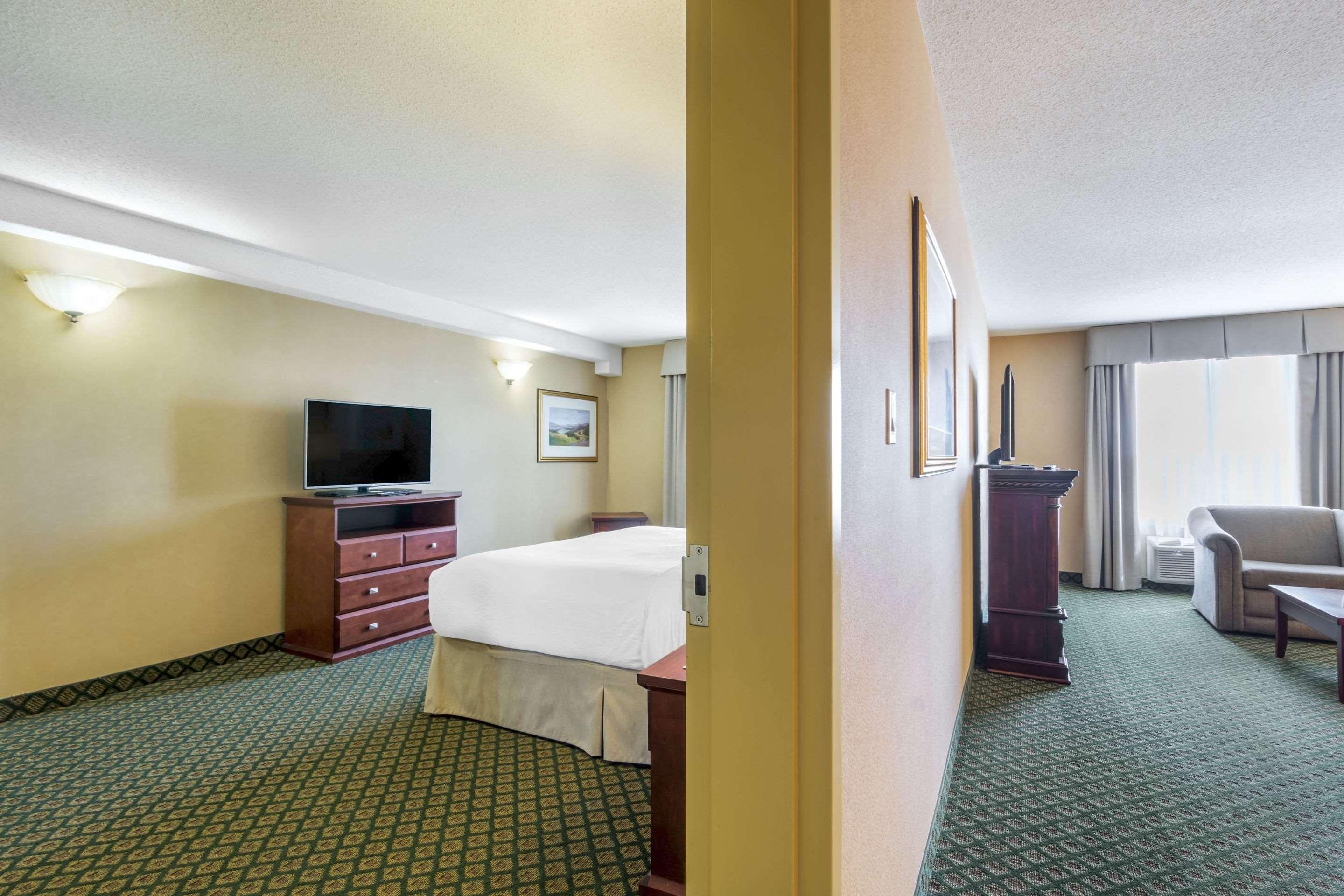 Clarion Hotel & Conference Centre Шервуд-Парк Экстерьер фото